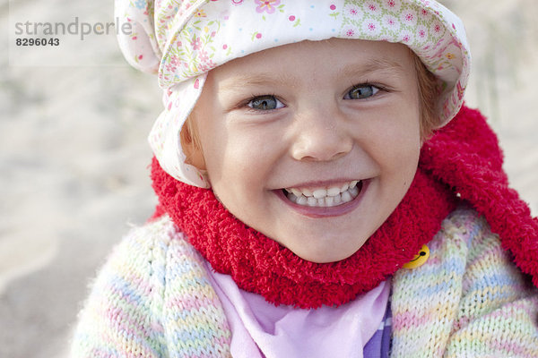 Dänemark  Ringkoebing  lächelndes kleines Mädchen am Strand