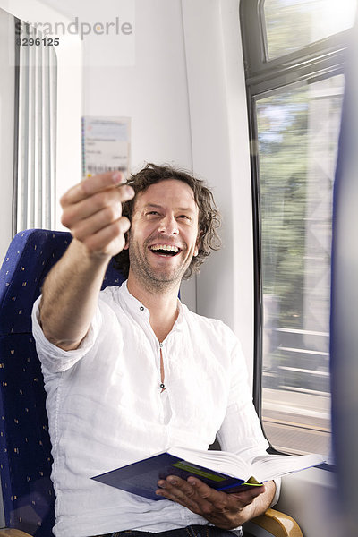 Mann mit Fahrkarte im Zug
