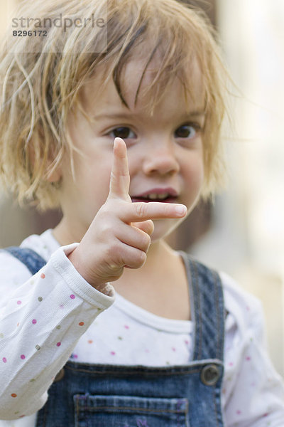 Kleines Mädchen beim Zählen mit den Fingern
