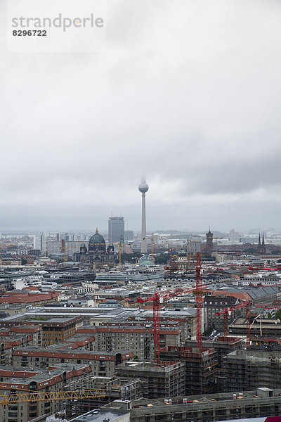 Deutschland  Berlin  Blick auf Fernsehturm  Baukräne vorne