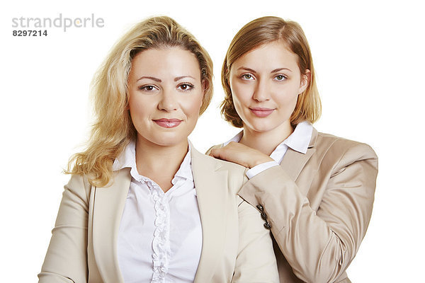 Zwei Geschäftsfrauen  lächelnd  Hand auf Schulter