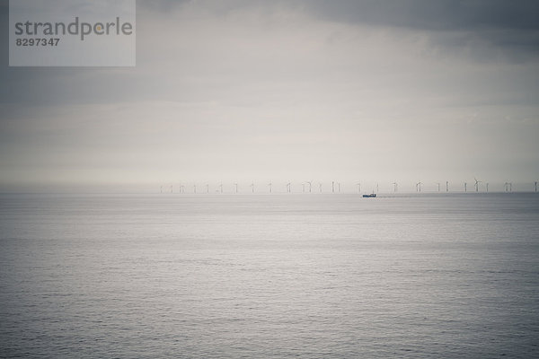 Niederlande  Ijmuiden  Blick über das Meer zum Offshore-Windkraftplan