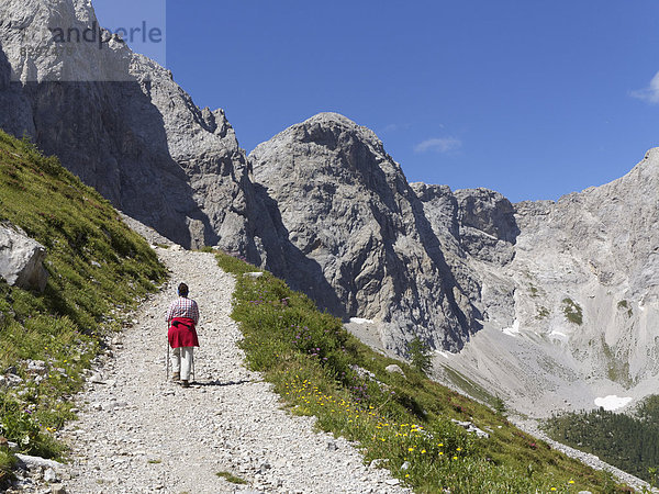 Österreich  Kärnten  Karnische Alpen  Wanderer im Biegengebirge