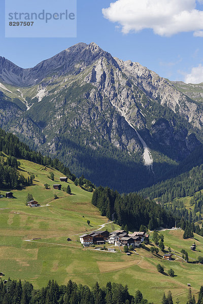 Österreich  Kärnten  Karnische Alpen  Lesachtal  Dorf Xaverlberg  im Hintergrund Lienzer Dolomiten