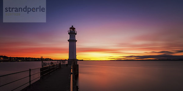 UK  Schottland  Edinburgh  Newhaven Harbour mit Leuchtturm bei Sonnenuntergang