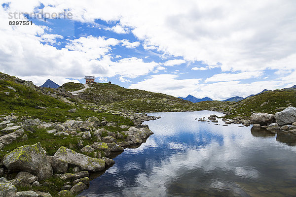 Italien  Südtirol  Panoramablick auf Pftischer Joch und See