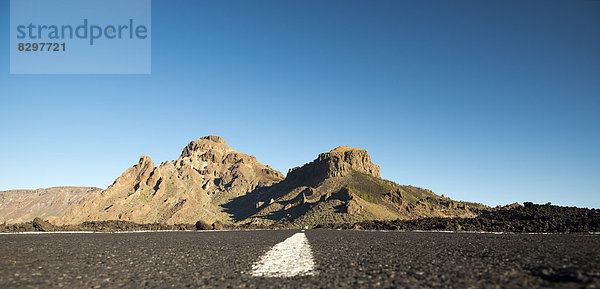 Spanien  Kanarische Inseln  Teneriffa  Nationalpark Teide  Straße  im Hintergrund Montana de Chasna