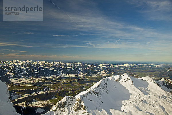 Deutschland  Bayern  Allgäu  Allgäuer Alpen  Panoramablick von Nebelhorn auf Rubihorn und Illertal mit Dorf Fischen