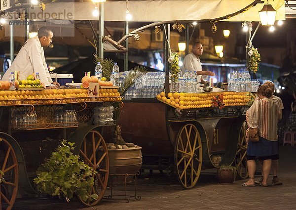 Nordafrika  Sonnenuntergang  Tourist  Verkäufer  Saft  Marrakesch  Afrika  Marokko