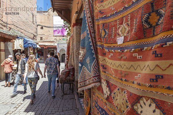 Nordafrika  Tradition  gehen  Tourist  Teppichboden  Teppich  Teppiche  Marrakesch  nebeneinander  neben  Seite an Seite  Afrika  Marokko