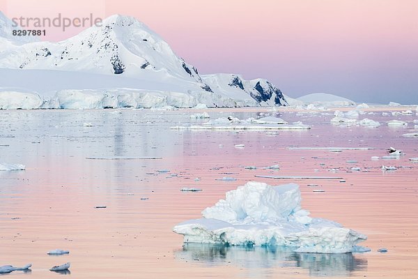 Sonnenuntergang  über  Eisberg  Antarktis  Meerenge