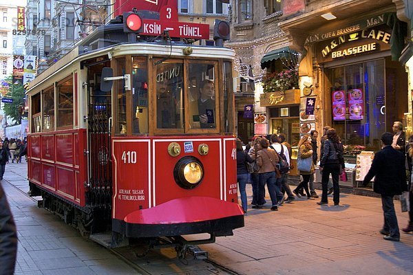 Truthuhn  Europa  Geschichte  rot  Straßenbahn  Istanbul  Türkei