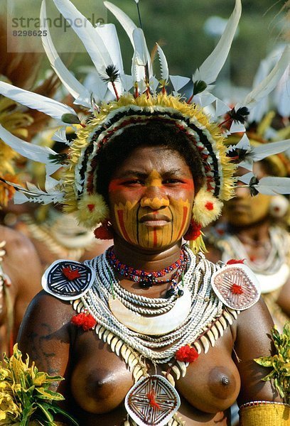 Frau  geselliges Beisammensein  Gesang  Berg  Volksstamm  Stamm  Hagen  Papua-Neuguinea