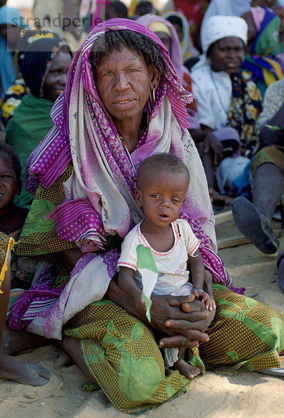 sitzend  Frau  halten  Norden  Nigeria