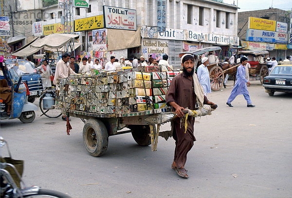 leer  Straße  beladen  ziehen  Dose  bevölkert  Öl  Pakistan