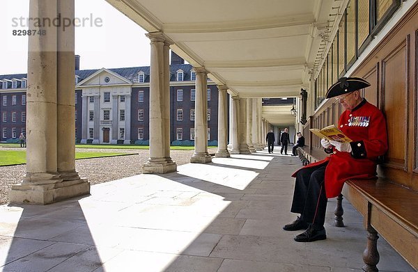 Außenaufnahme  sitzend  London  Hauptstadt  Krankenhaus  Monarchie  Kensington and Chelsea  Senior  Senioren