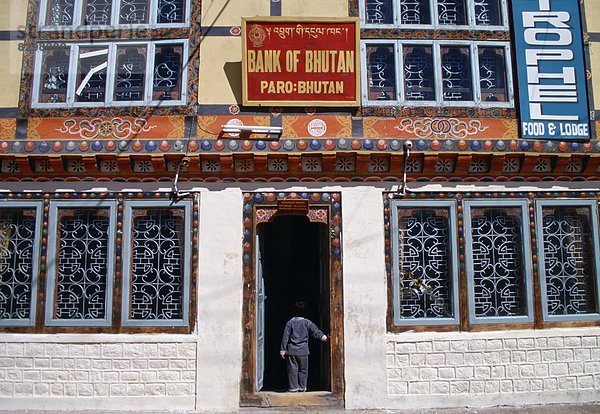 stehend  Eingang  klein  Bank  Kreditinstitut  Banken  Bhutan  Paro