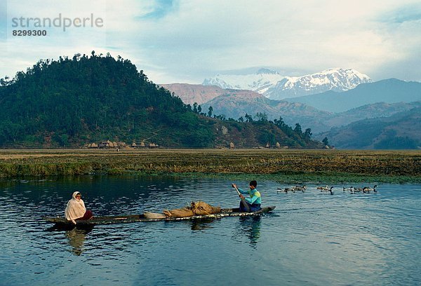 hinter  Frau  Berg  Mann  tragen  Boot  Rudern  Ladung  Himalaya  Vorgebirge  Annapurna  Nepal