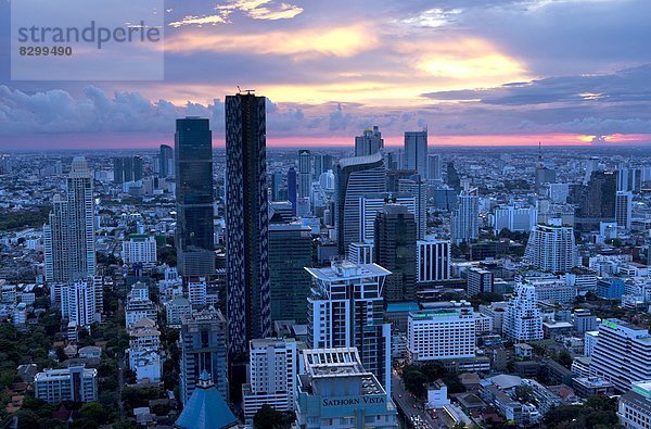 Bangkok  Hauptstadt  Dach  Sonnenuntergang  Baum  über  Hotel  Ansicht  Südostasien  Asien  Thailand  Höhenangst