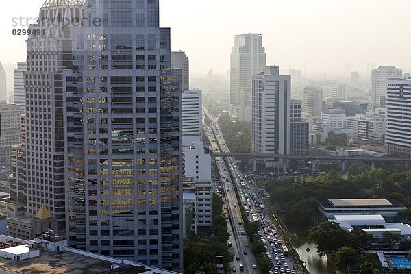 Bangkok  Hauptstadt  Dach  Stau  hoch  oben  Abend  Beleuchtung  Licht  Gebäude  aufwärts  Infusion  Nebel  Hotel  Ansicht  Südostasien  Asien  Sofitel  Thailand  Straßenverkehr