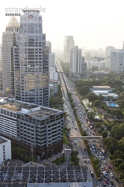 Bangkok  Hauptstadt  Dach  Stau  hoch  oben  Abend  Beleuchtung  Licht  Gebäude  aufwärts  Infusion  Nebel  Hotel  Ansicht  Südostasien  Asien  Sofitel  Thailand  Straßenverkehr