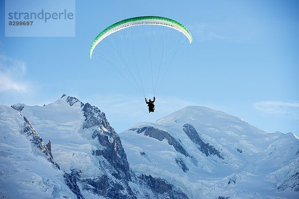 Frankreich  Europa  Berggipfel  Gipfel  Spitze  Spitzen  Französische Alpen  unterhalb  Chamonix  Haute-Savoie  Gleitschirmfliegen