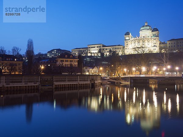 Bundeshauser und Aar  Bern  Schweiz  Europa