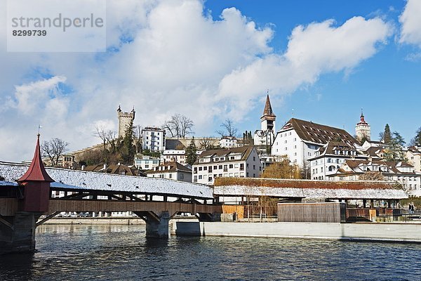 Europa bedecken über Fluss Holzbrücke Luzern Schweiz