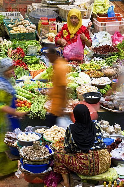 Frau  Frucht  Gemüse  verkaufen  Mittelpunkt  Südostasien  Asien  Malaysia  Markt