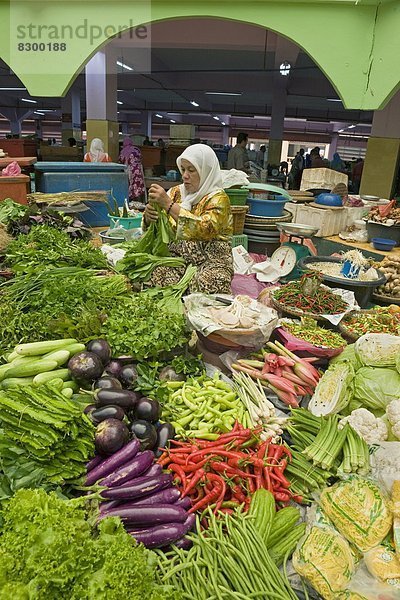 Frau  Frucht  Gemüse  verkaufen  Mittelpunkt  Südostasien  Asien  Malaysia  Markt