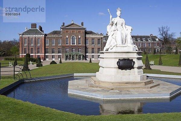 Kensington Palast und Königin Victoria Statue  Kensington Gardens  London  England  Großbritannien  Europa