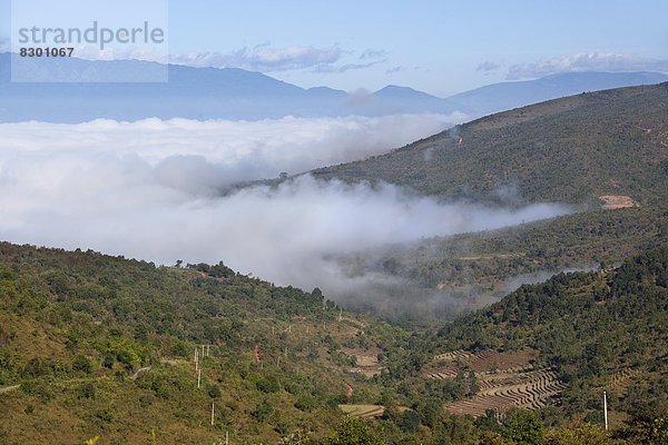 Morgen  über  Hügel  Fernverkehrsstraße  Nebel  Myanmar  Asien  Shan Staat