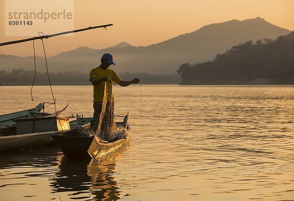 Mann  Fluss  Netz  angeln  Südostasien  Vietnam  Asien  Laos  Luang Prabang  aufrollen
