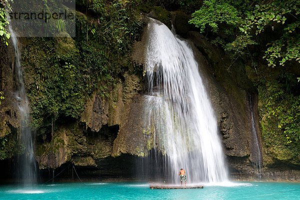 Mann duscht unter Kawasan Waterfall  Cebu  Philippinen  Asien