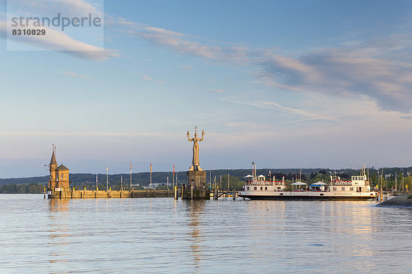 'Hafeneinfahrt von Konstanz mit der Statue der Imperia und der historischen Fähre ''Konstanz'''