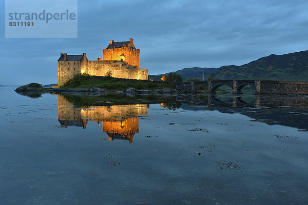 Eilean Donan Castle  Stammsitz des schottischen Clans der Macrae  spiegelt sich am Abend im Loch Duich