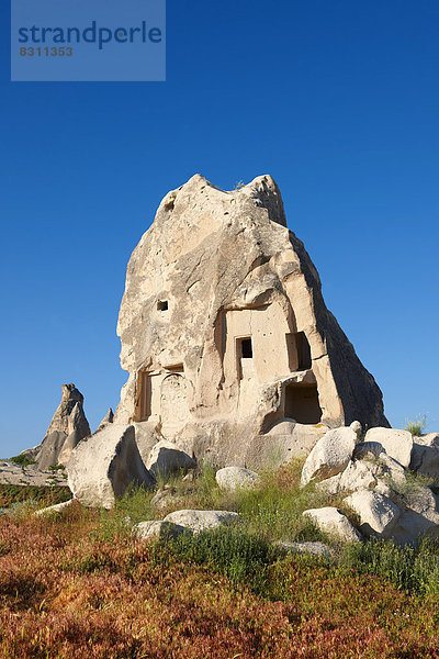 Feenkamin mit Wohnhöhle  im vulkanischen Tuffstein