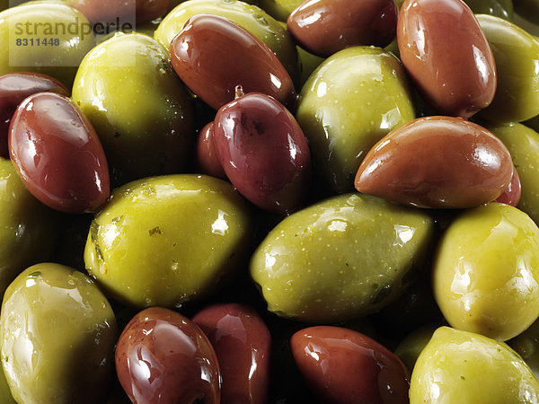 Gemischte grüne Oliven und Kalamata-Oliven