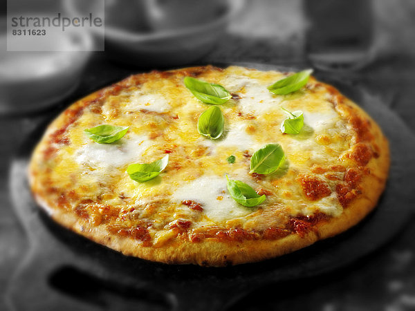 Käse und Tomaten-Pizza mit dünnem Boden