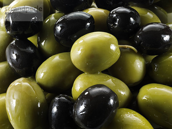 Gemischte schwarze und grüne Oliven