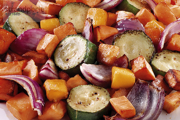 Geröstetes Gemüse  Karotten  Zucchini und Zwiebeln