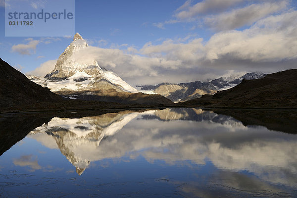 Matterhorn spiegelt sich im Riffelsee