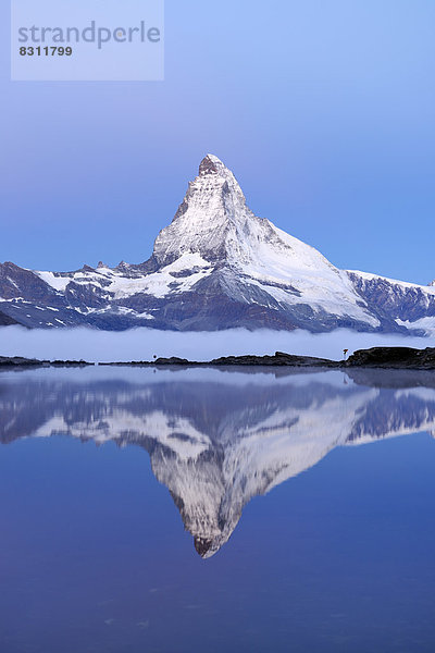 Matterhorn spiegelt sich im Stellisee  bei Dämmerung