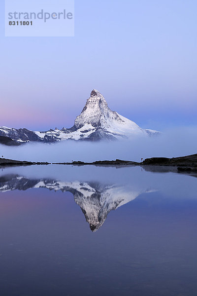 Matterhorn spiegelt sich im Stellisee  bei Dämmerung
