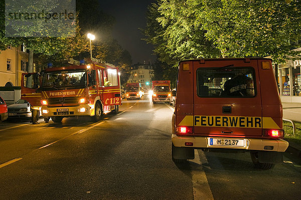 Einsatzfahrzeuge der Münchner Feuerwehr bei einem Einsatz