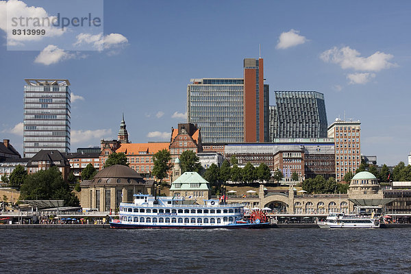 Hafen Hamburg  St. Pauli Landungsbrücken