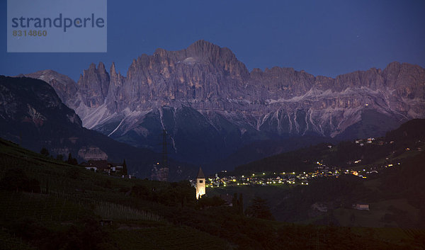 Berg Nacht über Stadt Ansicht Dolomiten Gebirgskamm