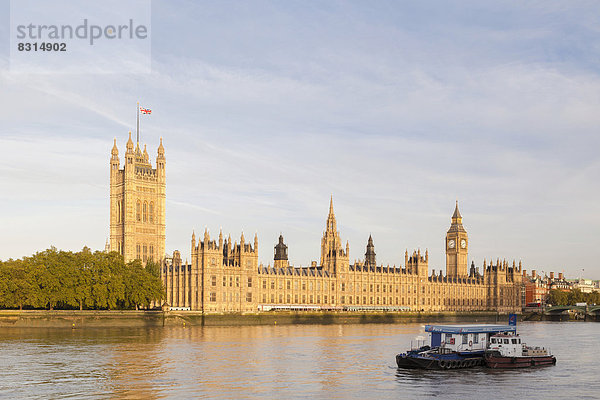 Palast von Westminster  oder Häuser des Parlaments  mit Victoria Tower  an der Themse im Morgenlicht