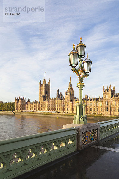 Palast von Westminster  oder Häuser des Parlaments  auf der Themse im Morgenlicht  von der Westminster Brücke