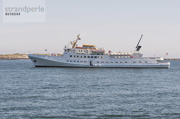Das Seebäderschiff Funny Girl der Reederei Cassen Eils liegt vor der Insel Helgoland vor Anker